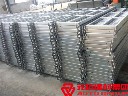 鋼跳板規(guī)格型號(hào)有幾種？鋼跳板生產(chǎn)廠家電話是多少？